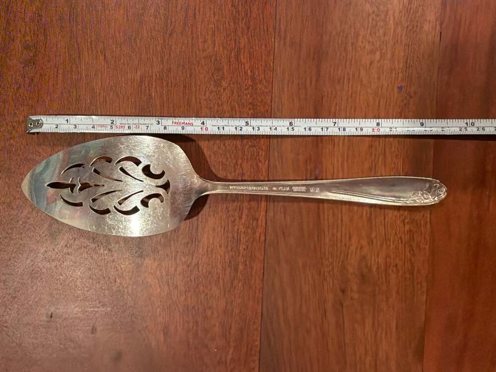 Vintage Wm. Rogers Silverplate Pierced Pie Cake Server Silver Tulip Pattern - Picture 5 of 5